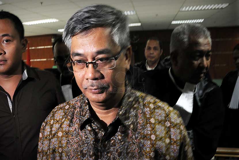 Terdakwa suap pengurusan sengketa sejumlah Pemilihan Kepala Daerah (Pilkada) yang juga Mantan Ketua Mahkamah Konstitusi (MK) Akil Mochtar (tengah) beranjak usai mengikuti persidangan di Pengadilan Tipikor, Jakarta, Kamis (27/2).