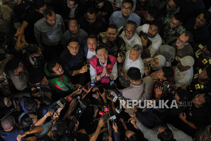Terdakwa Thomas Trikasih Lembong atau Tom Lembong memberikan keterangan pers usai menjalani sidang pembacaan putusan di Pengadilan Negeri Tipikor, Jakarta, Senin (30/6/2025). Majelisa Hakim menjatuhkan hukuman kepada mantan Menteri Perdagangan Tom Lembong dengan pidana 4 tahun dan enam bulan penjara, denda Rp750 juta subsider 6 bulan kurungan dalam kasus dugaan korupsi impor gula.