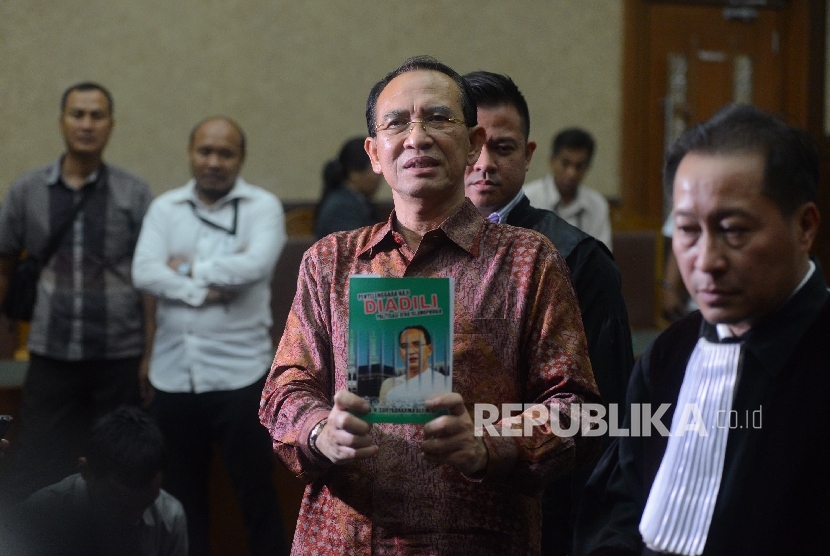 Terdakwa tindak pidana korupsi dalam penyelenggaraan haji, mantan Menteri Agama Suryadharma Ali (kiri) menjalani sidang lanjutan dengan agenda pembacaan vonis di Pengadilan Tipikor, Jakarta, Senin (11/1). 
