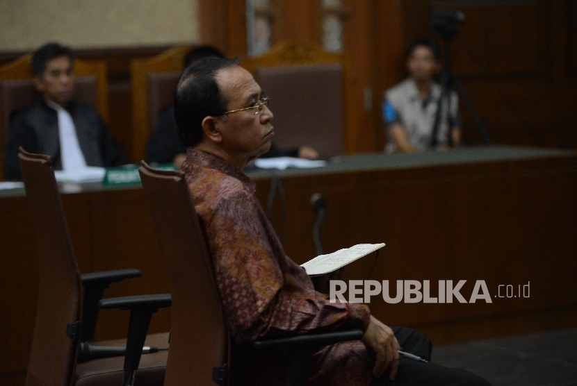 Terdakwa tindak pidana korupsi dalam penyelenggaraan haji, mantan Menteri Agama Suryadharma Ali (kiri) menjalani sidang lanjutan dengan agenda pembacaan vonis di Pengadilan Tipikor, Jakarta, Senin (11/1).