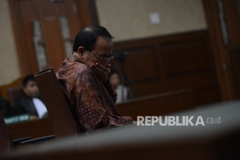 Terdakwa tindak pidana korupsi dalam penyelenggaraan haji, mantan Menteri Agama Suryadharma Ali (kiri) menjalani sidang lanjutan dengan agenda pembacaan vonis di Pengadilan Tipikor, Jakarta, Senin (11/1).