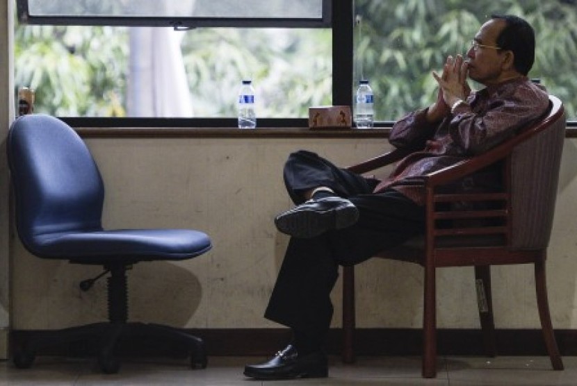 Terdakwa tindak pidana korupsi penyelenggaraan haji di Kementerian Agama periode 2010-2011 dan 2012-2013 Suryadharma Ali menunggu dimulainya sidang lanjutan di Pengadilan Tipikor, Jakarta, Rabu (7/10). 