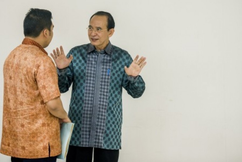 Terdakwa tindak pidana korupsi penyelenggaraan haji di Kementerian Agama periode 2010-2011 dan 2012-2013 Suryadharma Ali (kanan) berbincang dengan kolega seusai menjalani sidang lanjutan di Pengadilan Tipikor, Jakarta, Rabu (21/10). 