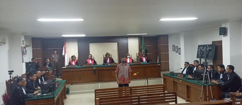 Terdakwa tunggal kasus pelanggaran HAM berat Paniai, Mayor Infantri Purnawirawan Isak Sattu saat divonis bebas dalam sidang di Pengadilan Negeri Makassar pada Kamis (8/12). 