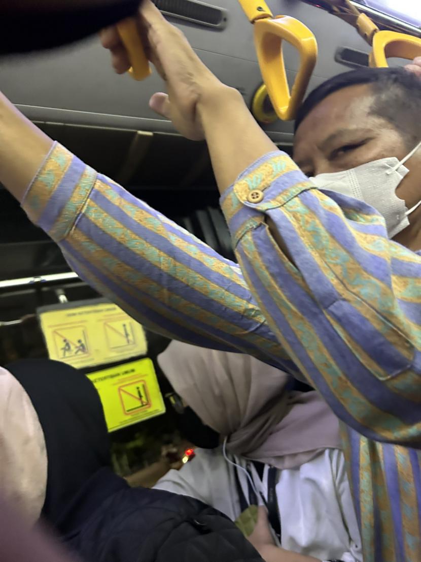 Terduga pelaku pelecehan seksual kepada H di bus Transjakarta rute Monas-Pulogadung, Jakarta pada Senin (20/2/2023).  Transjakarta apresiasi petugas dan penumpang dalam mengatasi pelaku pelecehan seksual