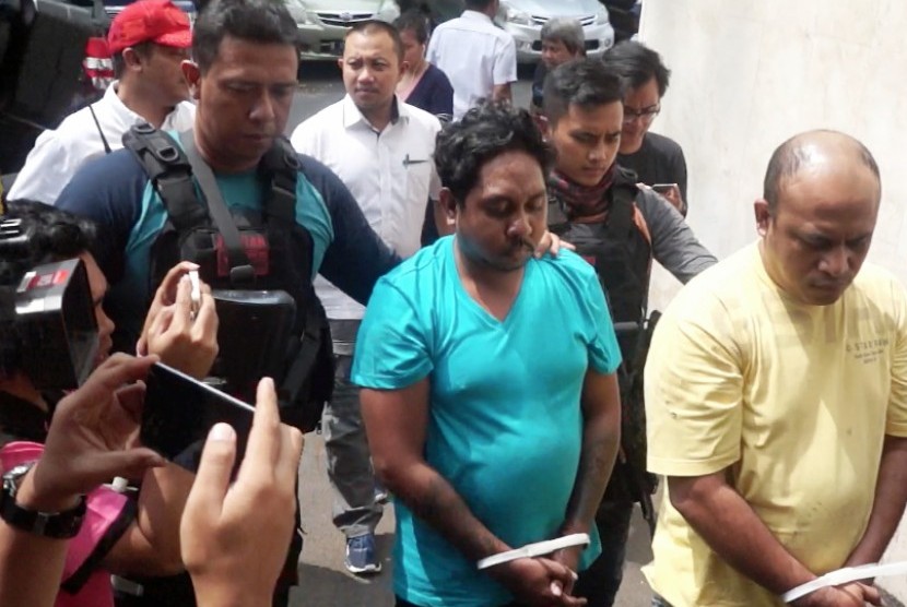 Terduga pelaku pembacokan pakar telematika ITB, Hermansyah saat dibawa ke Polda Metro Jaya, Rabu (12/7).