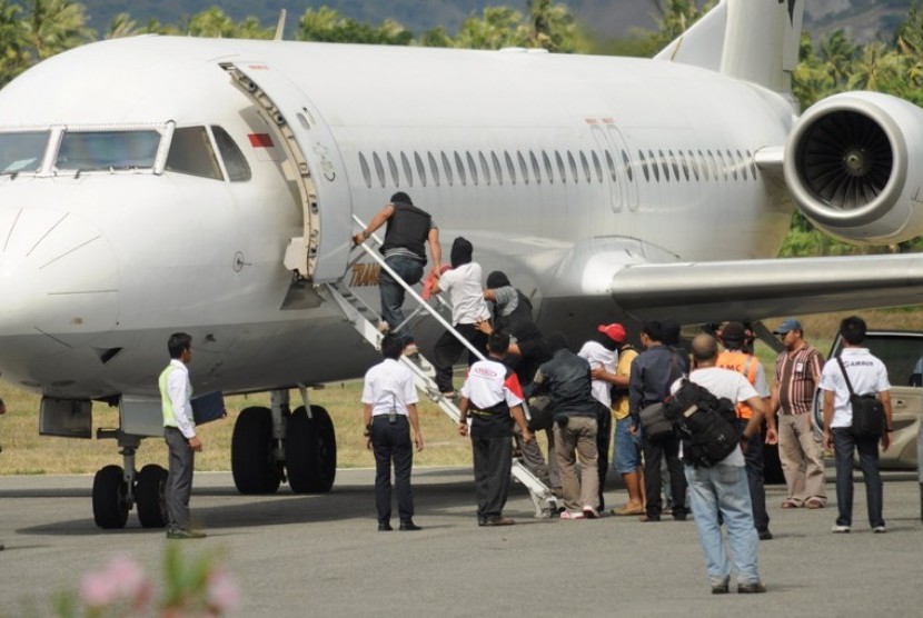 TERDUGA TERORIS. Petugas menaikkan sejumlah orang yang diduga sebagai terduga teroris ke dalam pesawat khusus di Bandara Mutiara Palu, Sulawesi Tengah, Rabu (31/10). 