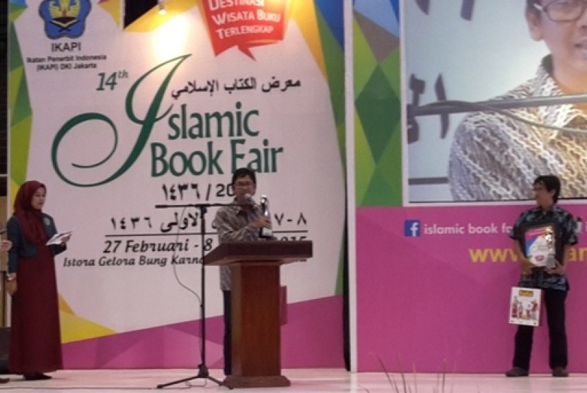 tere liye (kanan) ketika menerima penghargaan dalam Islamic Book Fair 2015 di Istora Senayan Jakarta