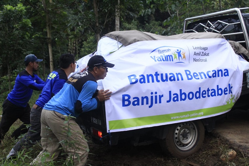Terhambatnya tim dikarenakan adanya longsor susulan di kawasan Desa Cigedug, Bogor, sekitar 10 kilometer menuju lokasi di Kampung Girimulya, Desa Sukamulih, Kecamatan Sukayaja, Kabupeten Bogor, Senin (6/1).