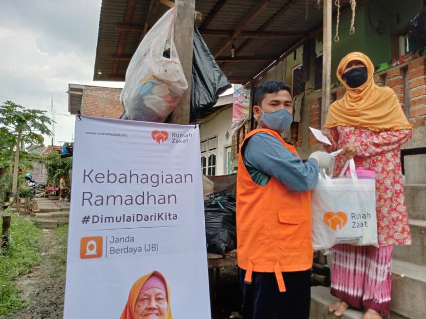 Terhitung selama Ramadhan, sebanyak 150. 931 total paket Kebahagiaan Ramadhan sudah disalurkan oleh tim Rumah Zakat untuk masyarakat Indonesia.