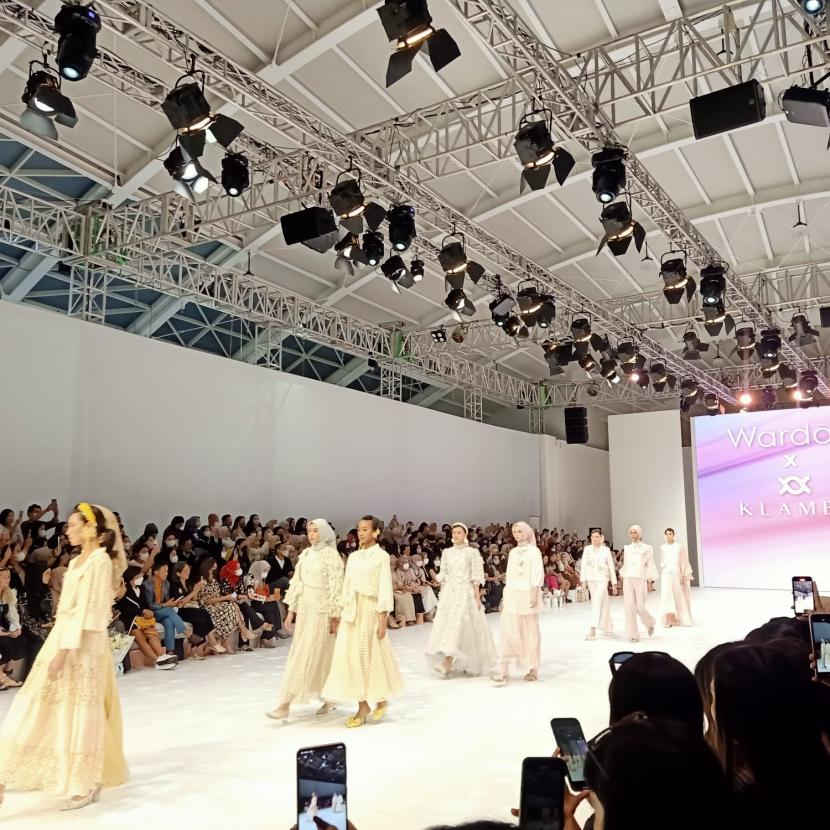 Terinpirasi Bunga Favorite dari Ratu Elizabeth I, Klamby Hadirkan The Tea Party Series dalam ajang fashion Jakarta Fashion Week (JFW) 2023. 