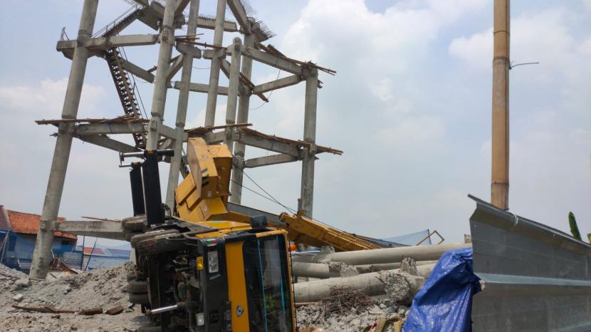 Terjadi musibah kecelakaan kerja satu mobil crane proyek roboh (ilustrasi).