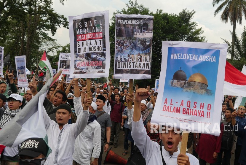 Terkait tragedi penutupan Masjidil Aqsha oleh Zionis Israil, ribuan massa yang tergabung dalam Aliansi Masyarakat Selamatkan Al Aqsha (AMSA) menggelar aksi di depan Gedung Sate, Kota Bandung, Kamis (21/7).