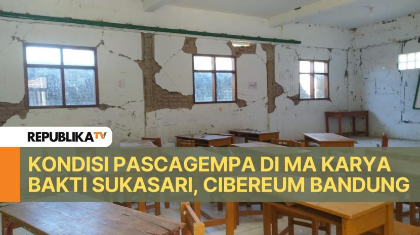 Terlihat beberapa bangunan yang retak dan rusak akibat gempa di MA Karya Bakti Sukasari, Cibereum, Kecamatan Kertasari.