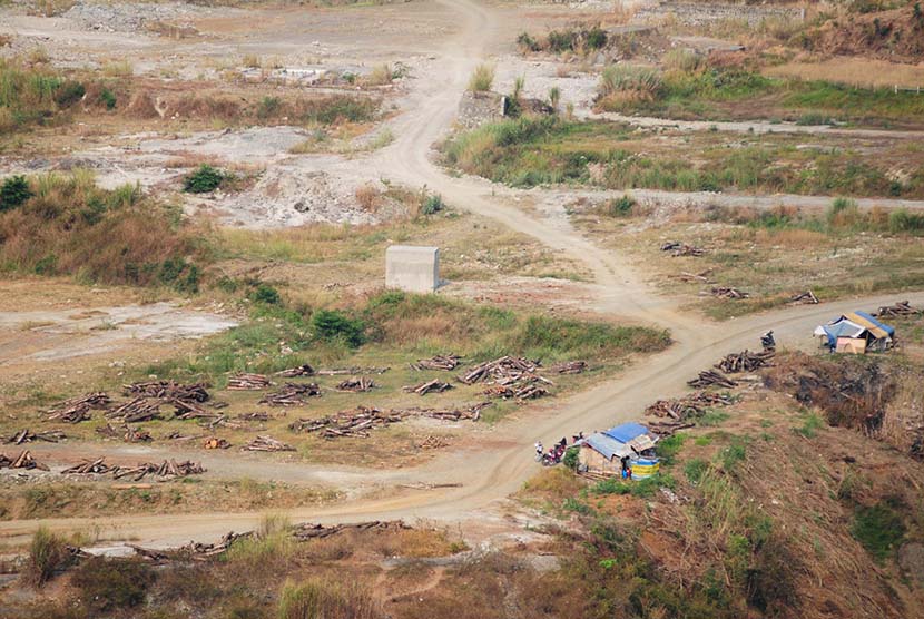 Terlihat kawasan waduk Jatigede, di Kabupaten Sumedang, Rabu (29/7). (foto : Septianjar Muharam)