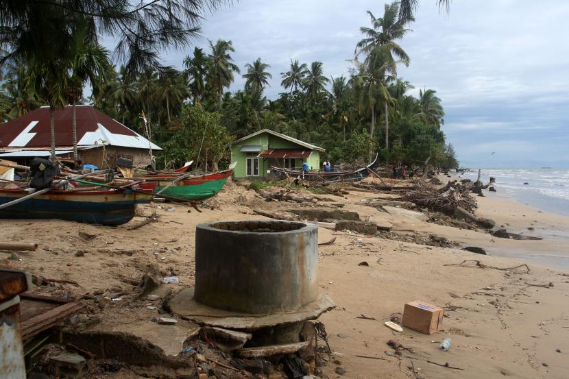 Terlihat kondisi permukiman warga akibat gelombag tinggi di Pantai Air Manis, Padang, Sumatera Barat, Selasa (26/5/2020). Gelombang tinggi yang terjadi dalam kurun waktu dua hari terakhir mengakibatkan sebanyak 20 unit rumah terdampak diantaranya enam rumah rusak.