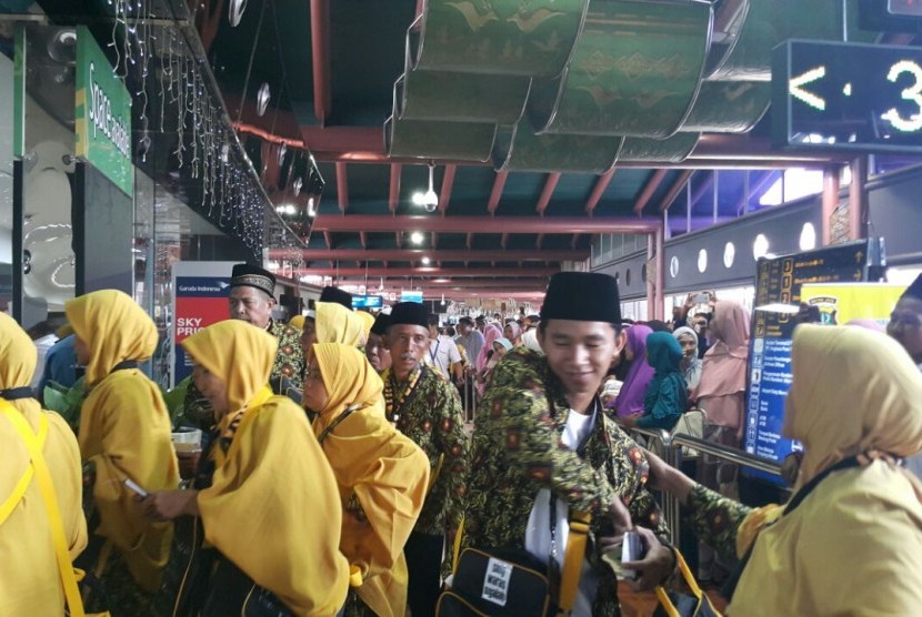 Terminal 2 Bandara Soekarno-Hatta disesaki pengantar jamaah umrah asal Kronjo, Kabupaten Tangerang, Banten.