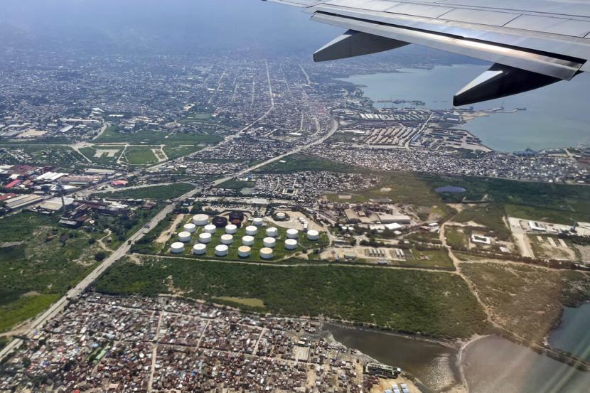 Terminal bahan bakar terlihat dari sebuah pesawat di Port-au-Prince, Haiti, Jumat, 4 November 2022. Polisi Nasional Haiti telah berjuang untuk menyingkirkan geng kuat yang mengepung terminal bahan bakar utama di Port-au-Prince selama hampir dua bulan — meskipun tidak segera jelas apakah blokade telah dicabut sepenuhnya.