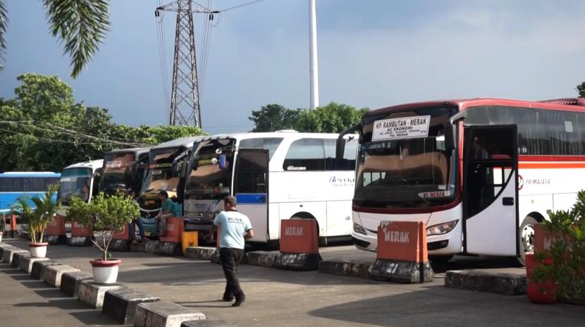 Terminal Bus Kampung Rambutan, Jakarta Timur. Hasil tes urine seorang pengemudi bus di Kampung Rambutan dinyatakan positif narkoba.