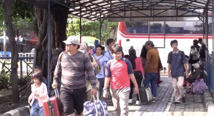 Terminal Kampung Rambutan, Jakarta Timur, terpantau alami lonjakan penumpang arus balik lebaran Idul Fitri 1445 Hijriah.