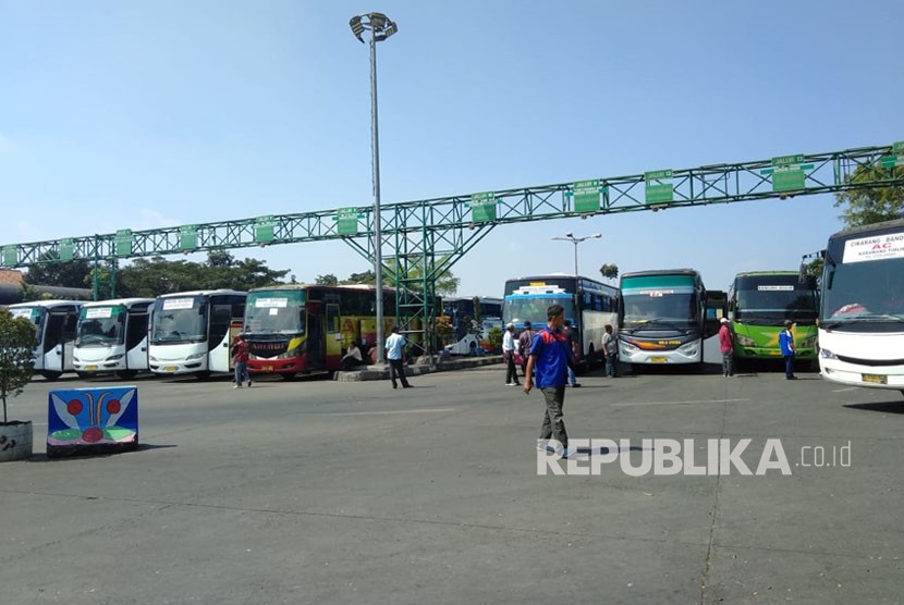 Terminal Leuwi Panjang, Jalan Soekarno Hatta, Kota Bandung, Ahad (10/ 6). 