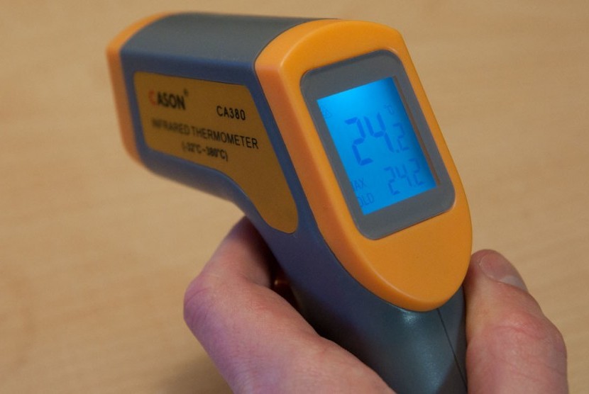Pemantauan kesehatan lansia dengan termometer, ilustrasi