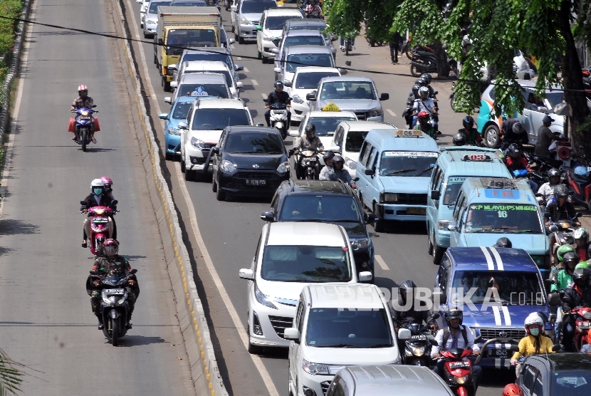 Sejumlah kendaraan melintas di jalur Transjakarta.