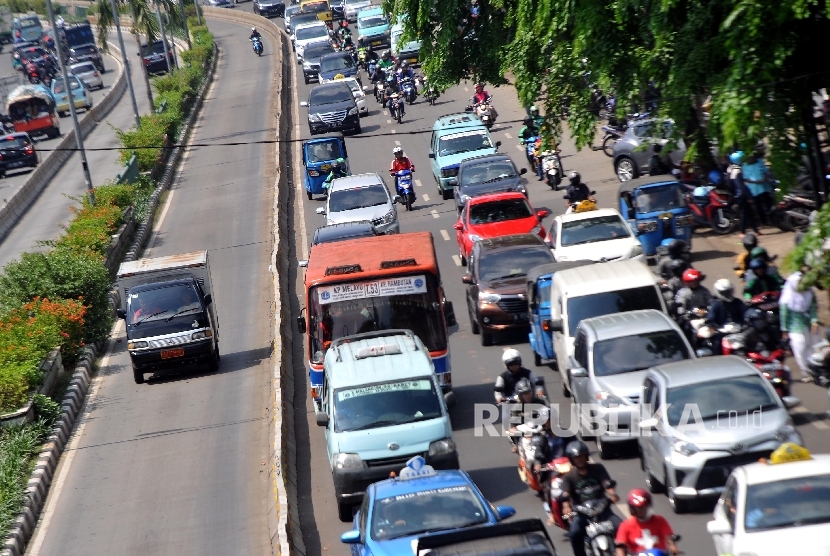 Ilustrasi terobos jalur busway. 