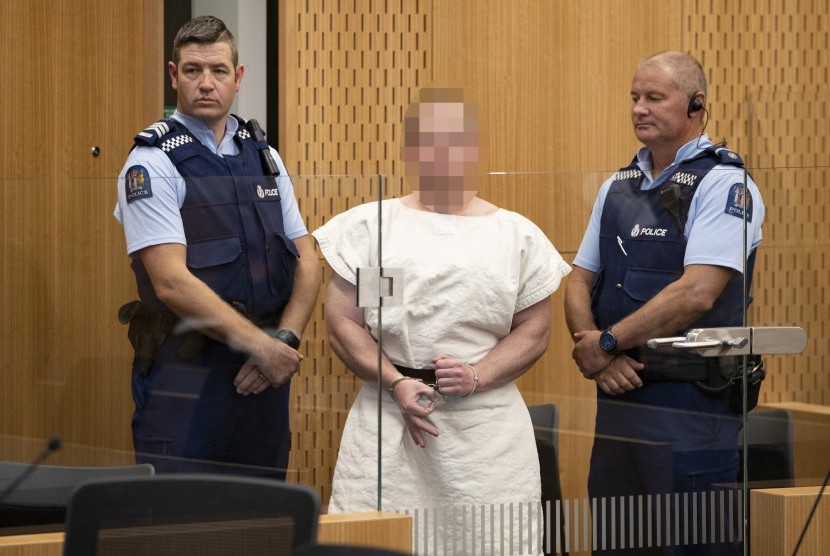 Teror Masjid Christchurch. Brenton Tarrant (wajahnya disamarkan) tampil di sidang atas pembunuhan massal di dua masjid di Christchurch, Ahad (16/3). 