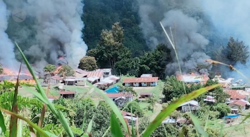 Kelompok Kriminal Bersenjata membakar fasilitas umum di Distrik Kiwirok, Papua beberapa waktu lalu.