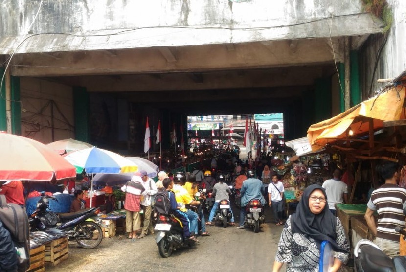 Terowongan bawah menjadi tempat relokasi sementara untuk Pedagang Pasar Ciputat, Tangerang Selatan, Rabu (1/8).