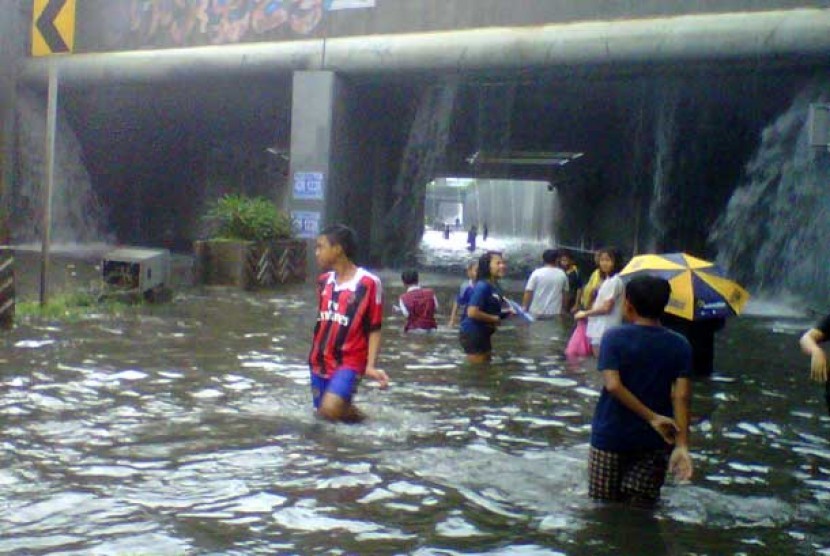 Terowongan Senen yang menjadi jalur utama menuju Pulo Gadung terendam banjir setinggi satu meter, Kamis (17/1).