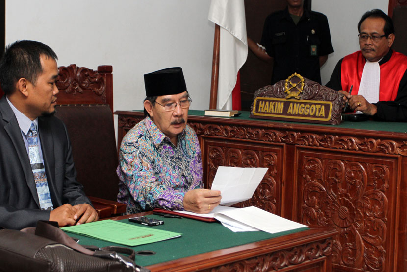   Terpidana 18 tahun Penjara Antasari Azhar (tengah) saat membacakan materi gugatan pada sidang perdana gugatan di Pengadilan Negeri Tangerang, Banten, Senin (10/11). (Antara/Muhammad Iqbal)