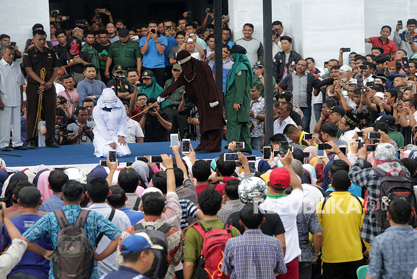 Terdakwa pelaku perzinaan menunda pelaksanaan hukuman cambuk karena tak kuat menahan rasa sakit. Foto Ilustrasi hukum cambuk di Aceh. 