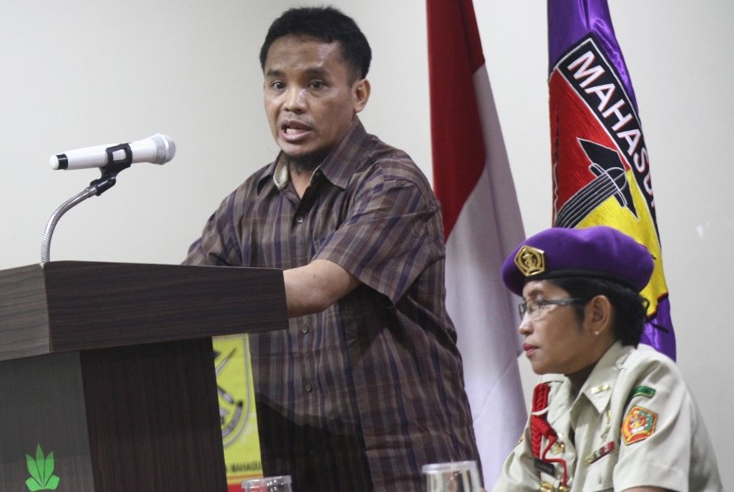 Terpidana kasus bom Bali, Ali Imron berpidato saat menjadi pembicara dalam Seminar Resimen Mahasiswa Mahasurya Jatim di Hotel Savana, Malang, Jawa Timur, Senin (25/4). 