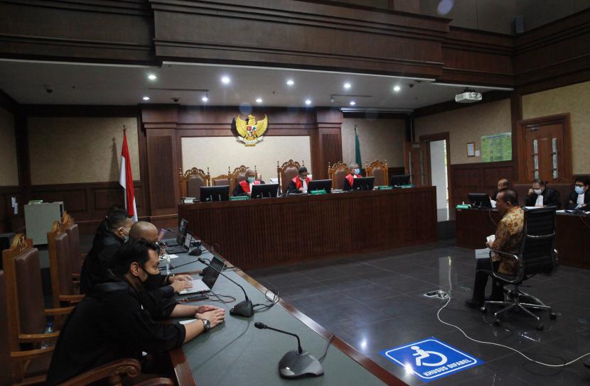 Terpidana kasus cessie Bank Bali Djoko Tjandra (tengah) saat menjalani sidang Pledoi dalam perkara dugaan suap kepada jaksa dan perwira tinggi Polri serta pemufakatan jahat, di Pengadilan Tipikor, Jakarta, Senin (15/3/2021). Sidang Pledoi tersebut untuk menanggapi tuntutan jaksa pada Kamis (4/3/2021) yang menuntut hukuman 4 tahun penjara karena menyuap 2 jenderal polisi berkaitan dengan red notice serta menyuap jaksa Pinangki Sirna Malasari terkait fatwa Mahkamah Agung (MA).