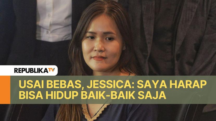 Terpidana kasus kopi sianida atau pembunuhan terhadap Wayan Mirna Salihin, Jessica Kumala Wongso bersama dengan kuasa hukumnya saat menyampaikan keterangan pers terkait kebebasan dirinya di Senayan, Jakarta, Ahad (18/8/2024). 