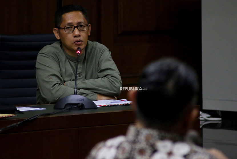 Terpidana kasus korupsi Pembangunan Pusat Pendidikan dan Sekolah Olahraga Nasional (P3SON) Hambalang Anas Urbaningrum (kiri) mengikuti sidang lanjutan pengajuan peninjauan kembali (PK) di Pengadilan Tipikor, Jakarta, Jumat (8/6).