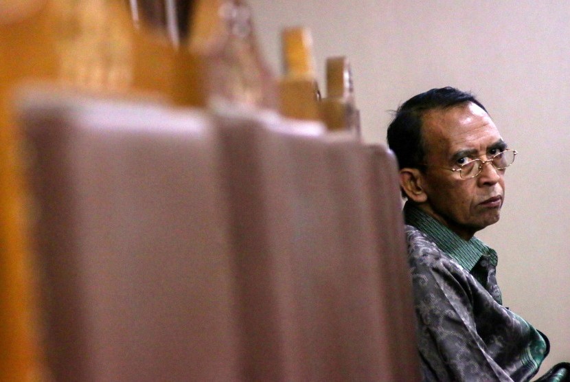 Terpidana kasus korupsi penyelenggaraan dana haji pada 2010-2013 dan penggunaan dana operasional menteri, Suryadharma Ali (kanan) menjalani sidang perdana Peninjauan Kembali (PK) di Pengadilan Tipikor, Jakarta, Senin (25/6). 