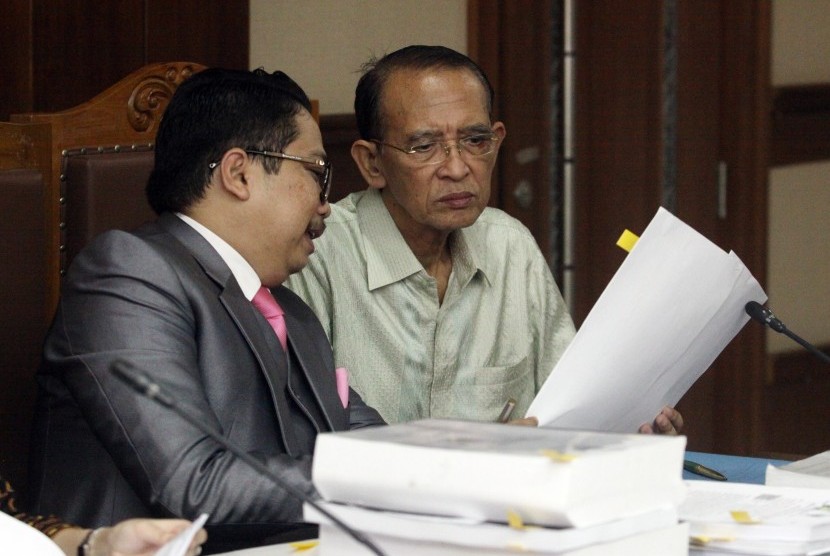 Terpidana kasus korupsi penyelenggaraan dana haji pada 2010-2013 dan penggunaan dana operasional menteri, Suryadharma Ali (kanan) menjalani sidang perdana Peninjauan Kembali (PK) di Pengadilan Tipikor, Jakarta, Senin (2/7).