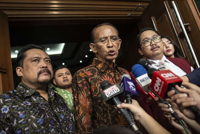 Terpidana kasus korupsi penyelenggaraan ibadah haji dan operasional menteri, Suryadharma Ali (tengah) menjawab pertanyaan wartawan seusai mengikuti sidang peninjauan kembali (PK) di Pengadilan Tipikor, Jakarta, Rabu (11/7).