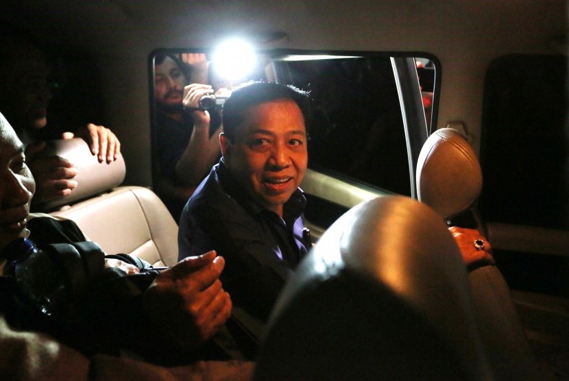 Terpidana kasus korupsi proyek KTP elektronik, Setya Novanto (tengah) berada dalam mobil tahanan usai menjalani pemeriksaan di gedung KPK, Jakarta, Rabu (10/4/2019). 