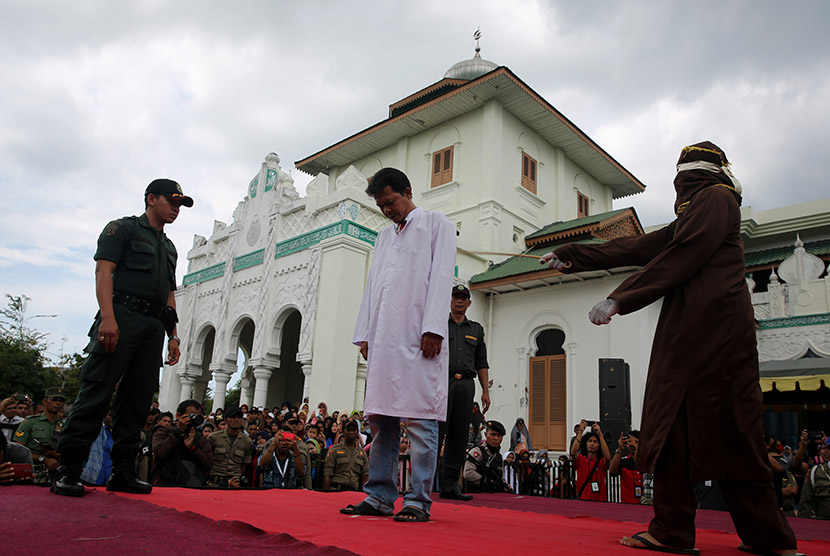 Terpidana kasus maisir atau judi dieksekusi cambuk dengan menggunakan rotan oleh algojo di halaman Masjid Baiturrahim, Ulee Lheu, Banda Aceh, Aceh, Senin (28/12).