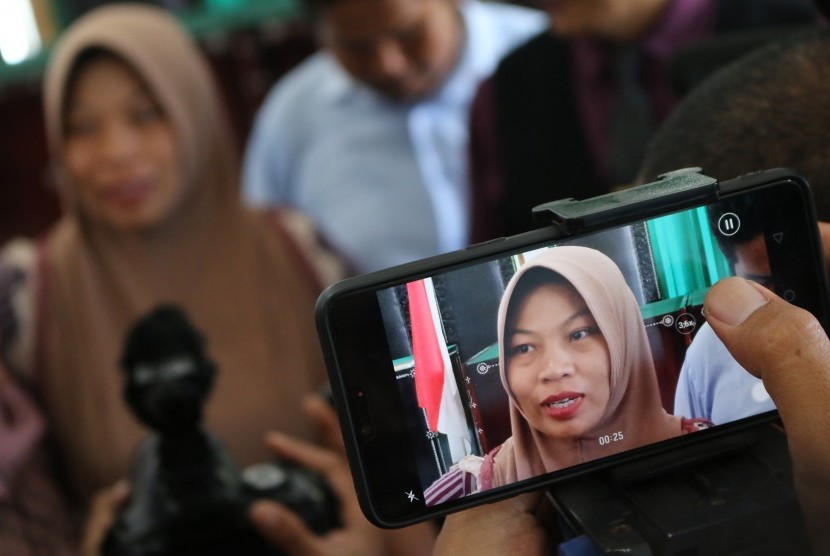Terpidana kasus pelanggaran UU ITE Baiq Nuril menjawab sejumlah pertanyaan wartawan usai menjalani sidang perdana pemeriksaan berkas memori PK di Pengadilan Negeri Mataram, NTB, Kamis (10/1/2019).