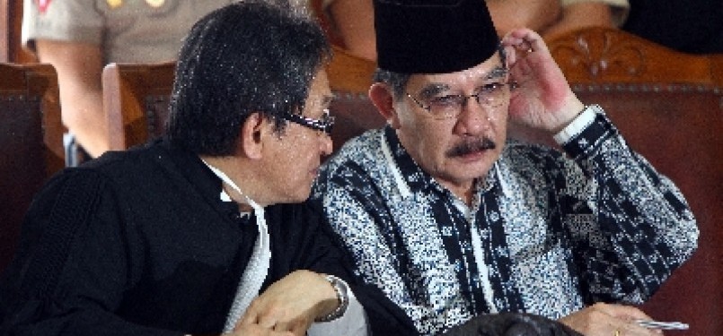 Terpidana kasus pembunuhan Nasrudin Zulkarnaen, Antasari Azhar (kanan), menjalani sidang Peninjauan Kembali (PK) atas kasusnya di Pengadilan Negeri Jakarta Selatan.