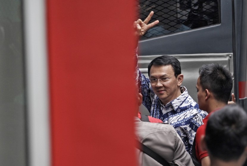 Convicted in blasphemy case, Basuki Tjahaja Purnama (Ahok), waved his hand when arriving at Cipinang Correctional Institution, Jakarta, Tuesday (May 9). He was then transferred to Mako Brimob prison. 