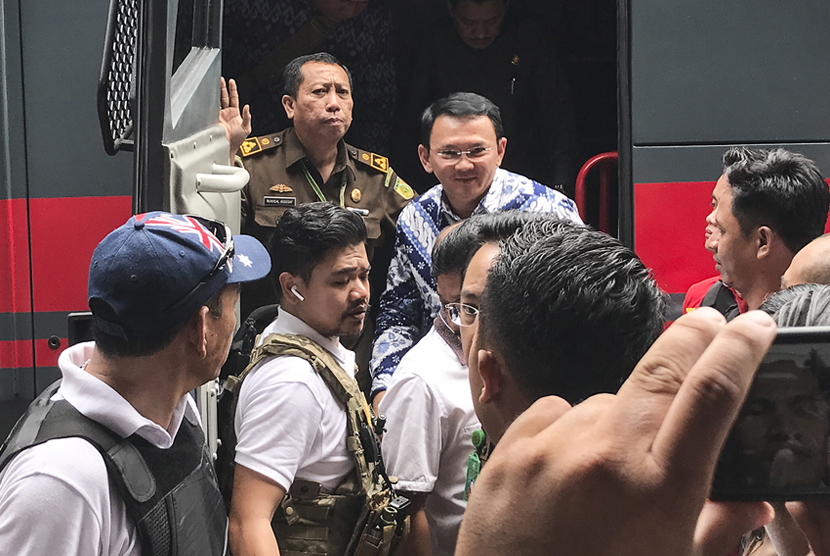Terpidana kasus penistaan agama Basuki Tjahaja Purnama atau Ahok keluar dari mobil tahanan saat tiba di rumah tahanan LP Cipinang, Jakarta, Selasa (9/5).