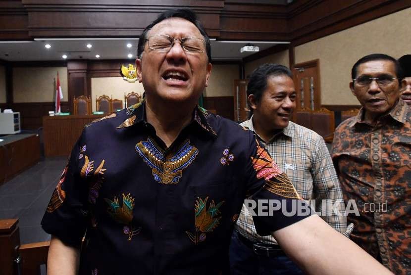 Terpidana kasus suap kuota pembelian gula impor di Perum Bulog Irman Gusman bergegas seusai menjalani sidang pengajuan peninjauan kembali (PK) di Pengadilan Tipikor, Jakarta, Rabu (10/10).