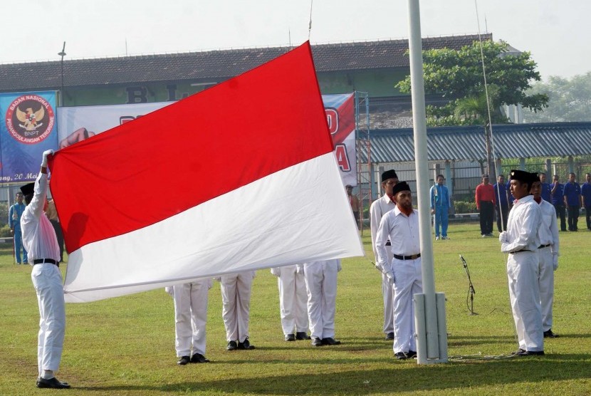 Pengibaran bendera merah putih di Harkitnas. 