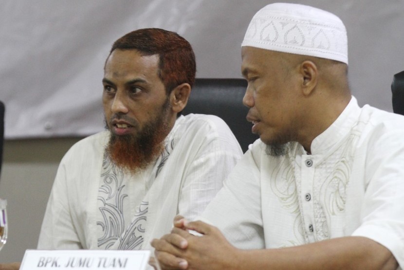 Terpidana kasus terorisme, Umar Patek (kiri) berbincang dengan mantan narapidana kasus terorisme Jumu Tuani (kanan) saat menjadi pembicara dalam Seminar Resimen Mahasiswa Mahasurya Jatim di Hotel Savana, Malang, Jawa Timur, Senin (25/4). 